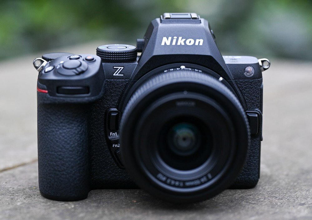 Aparat bezlusterkowy NIKON Z5II  na stole   