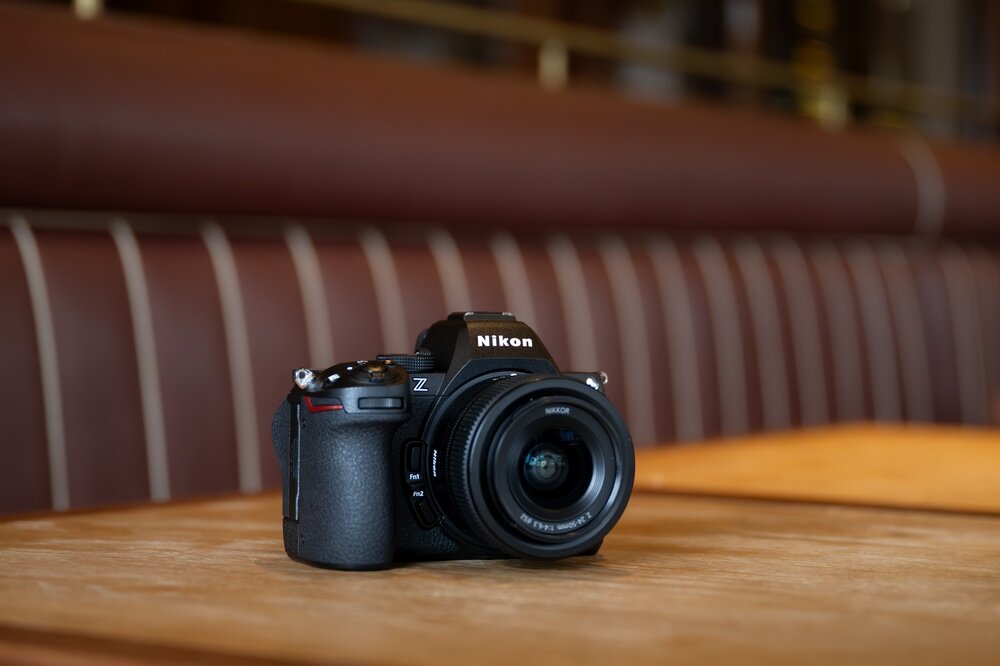Aparat bezlusterkowy NIKON Z5II na drewnanym blacie