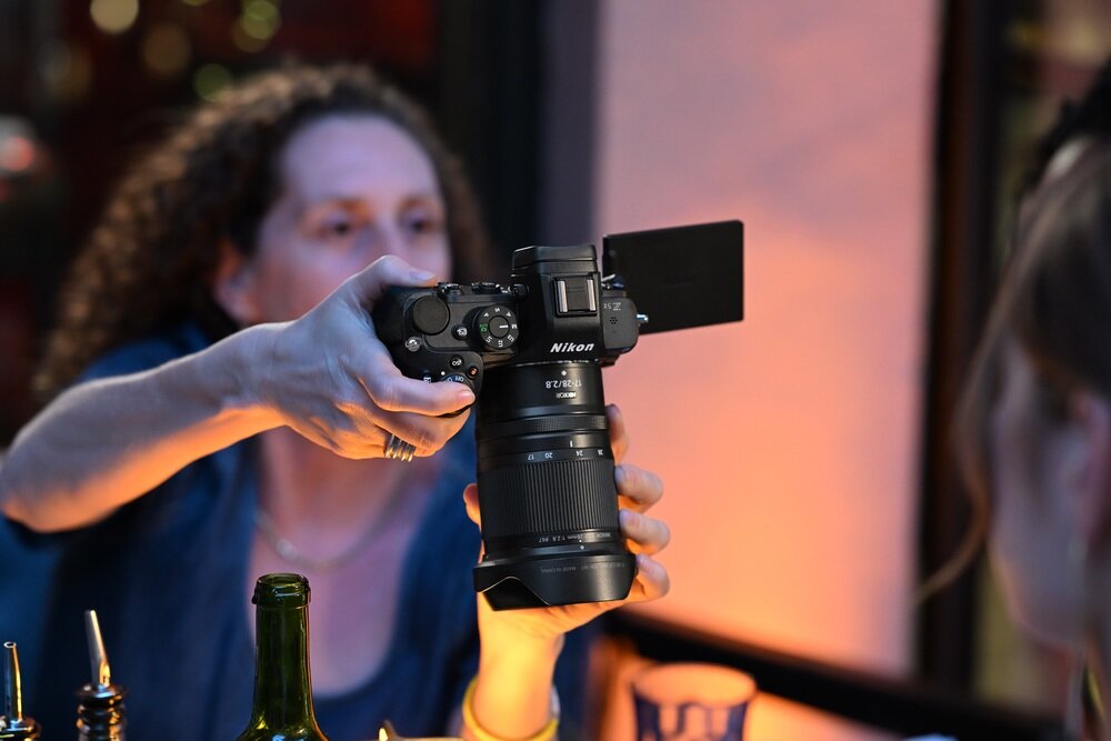 Aparat bezlusterkowy NIKON Z5II robi zdjęcie od góry