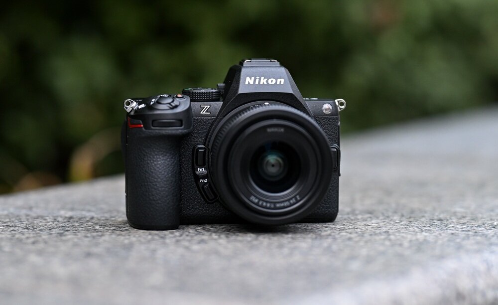 Aparat bezlusterkowy NIKON Z5II na betonowym murze    