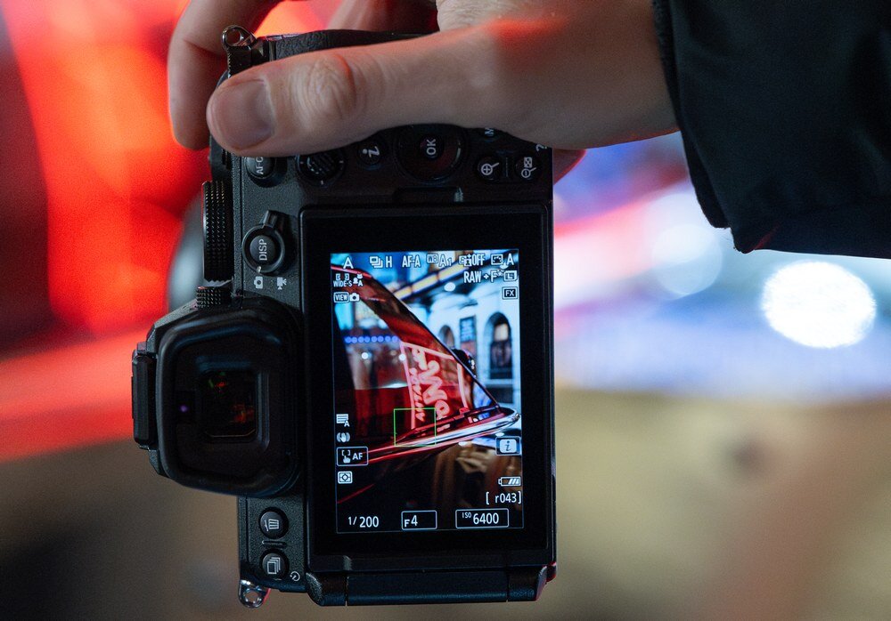 Aparat bezlusterkowy NIKON Z5II robi zdjęcie samochodu    