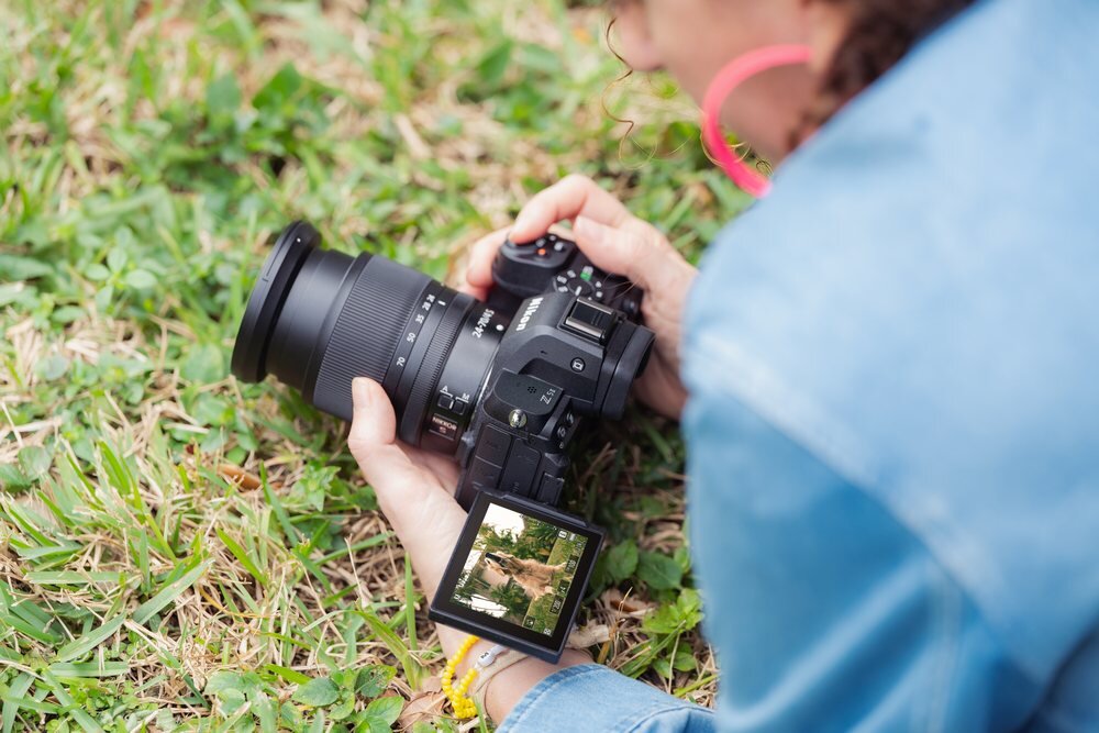 Aparat bezlusterkowy NIKON Z5II  robi zdjęcie psa   