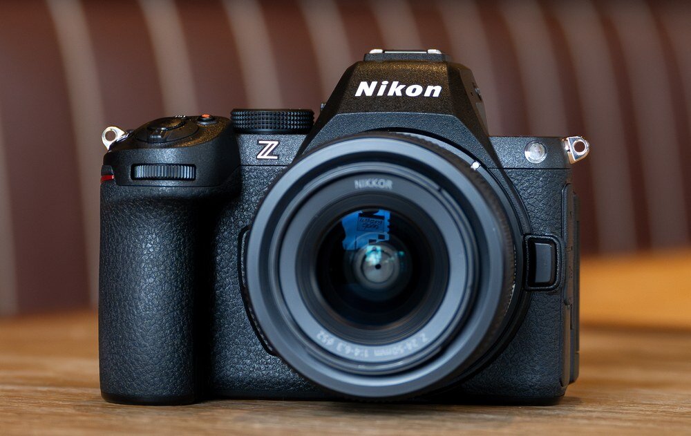 Aparat bezlusterkowy NIKON Z5II  na stole   