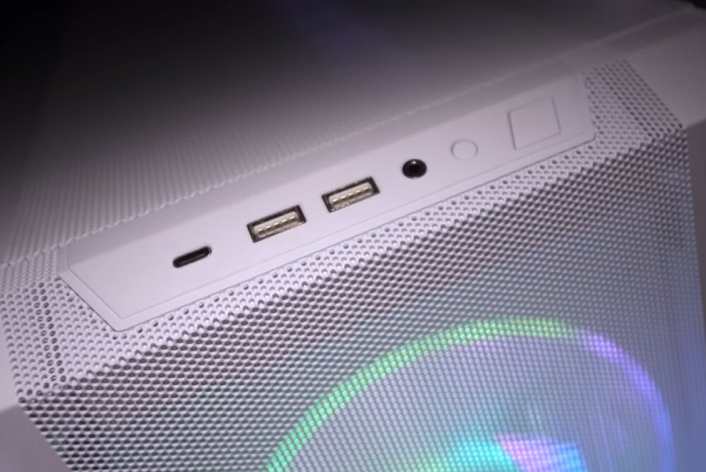 Komputer MAD DOG LIANCOOL216-W-A01WR32WP Zbliżenie na panel złącz na górze obudowy komputera, widoczne dwa porty USB, port USB-C, wejście jack i przycisk zasilania, obudowa, wygląd, wentylacja, filtry przeciwkurzowe, porty