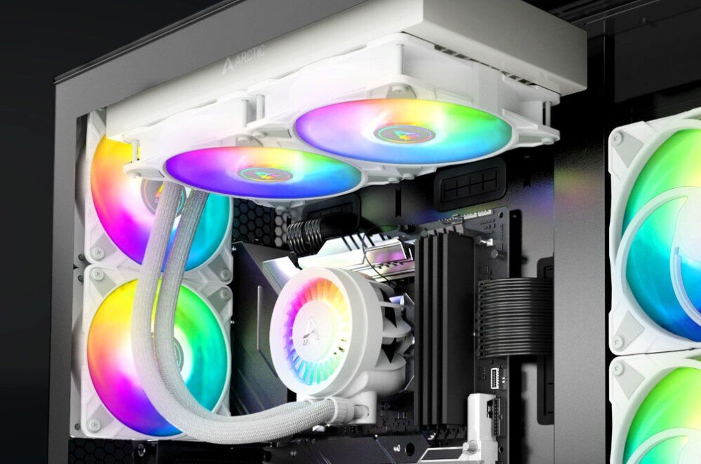 Komputer MAD DOG LIANCOOL216-W-A01WR32WP Wnętrze komputera z chłodzeniem wodnym i podświetleniem RGB. Radiatory i przewody prowadzące do procesora otoczone są wentylatorami z kolorowym podświetleniem, chłodzenie wodne, chłodnica, oświetlenie LED