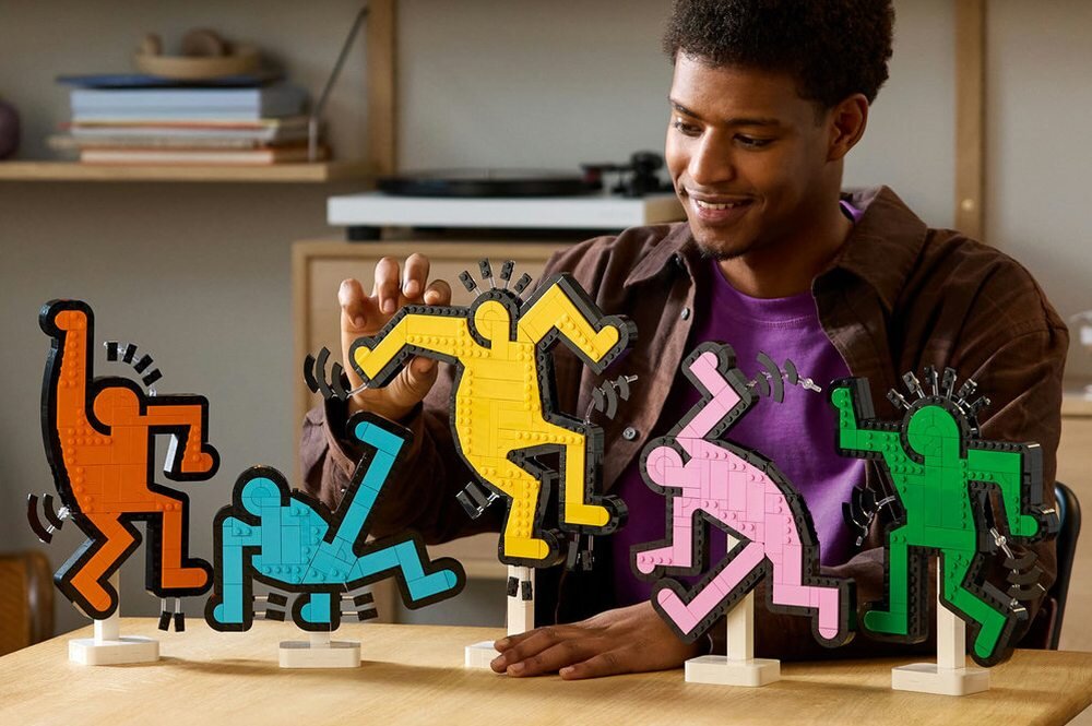 LEGO 31216 Art Keith Haring — tańczące postacie opcje ekspozycji wieszanie podstawki
