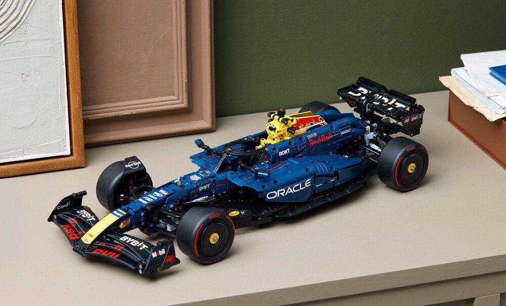 LEGO 42206 Technic Bolid F1 Oracle Red Bull Racing RB20 kv lifestyle początek opisu sekcja nagłówkowa