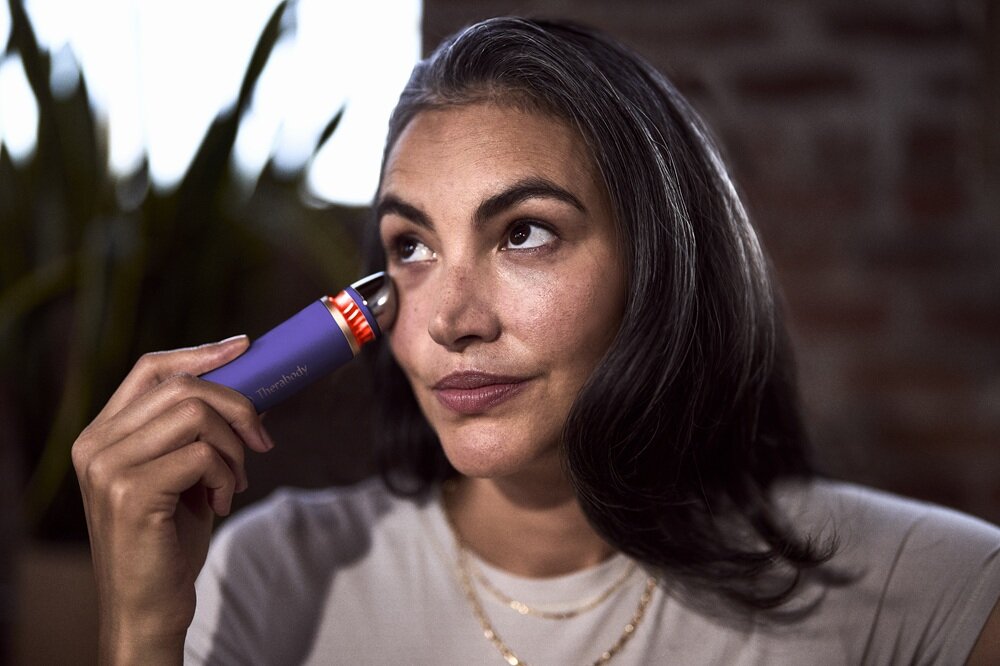 Urządzenie do pielęgnacji skóry twarzy THERABODY Theraface Depuffing Wand ożywiona skóra, zminimalizowane pory