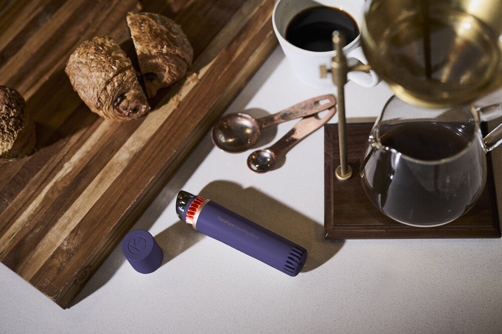 Urządzenie do pielęgnacji skóry twarzy THERABODY Theraface Depuffing Wand docieranie do wszystkich obszarów, do trudno dostępnych miejsc