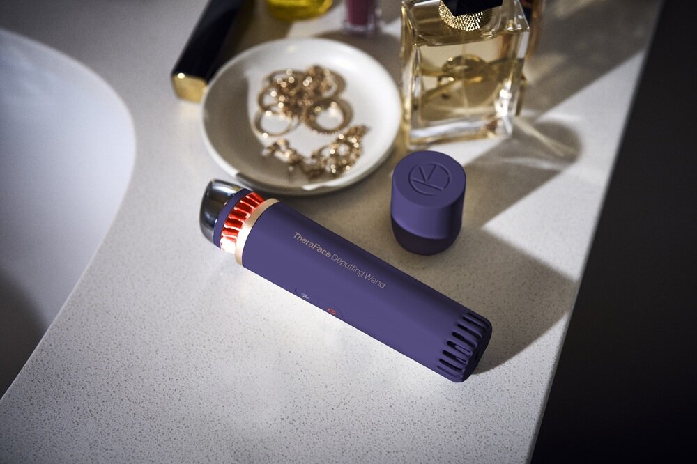 Urządzenie do pielęgnacji skóry twarzy THERABODY Theraface Depuffing Wand podczas lotu i długiej podróży, poprawia blask