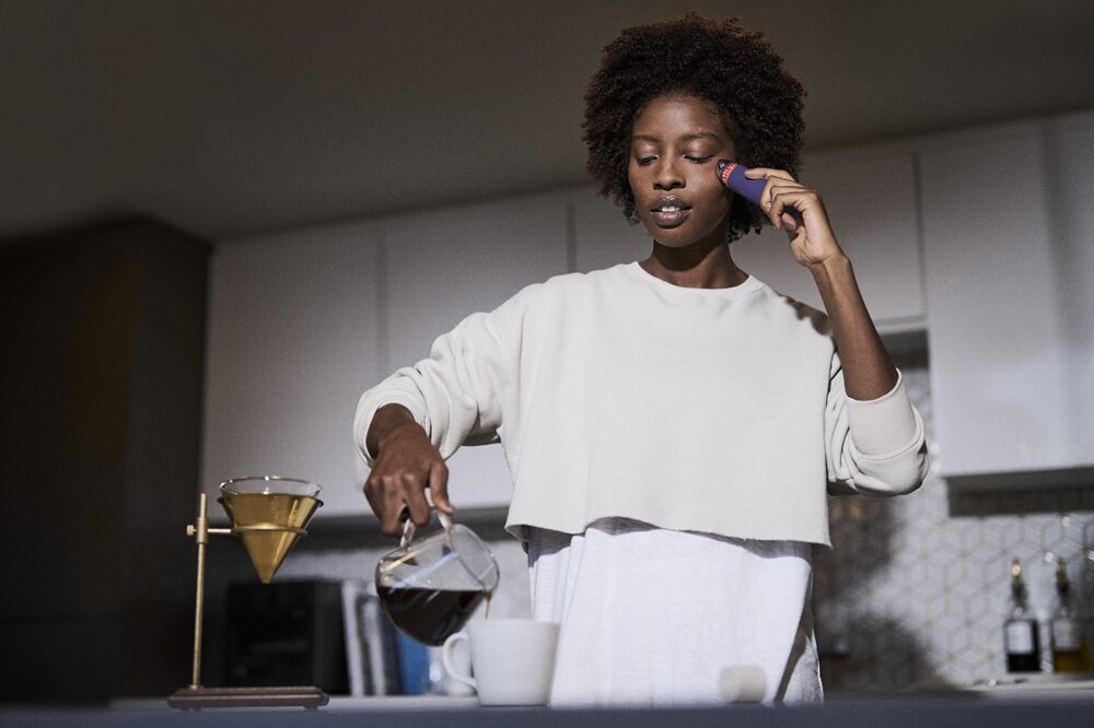 Urządzenie do pielęgnacji skóry twarzy THERABODY Theraface Depuffing Wand dwuprzyciskowe sterowanie, ciepło/zimno