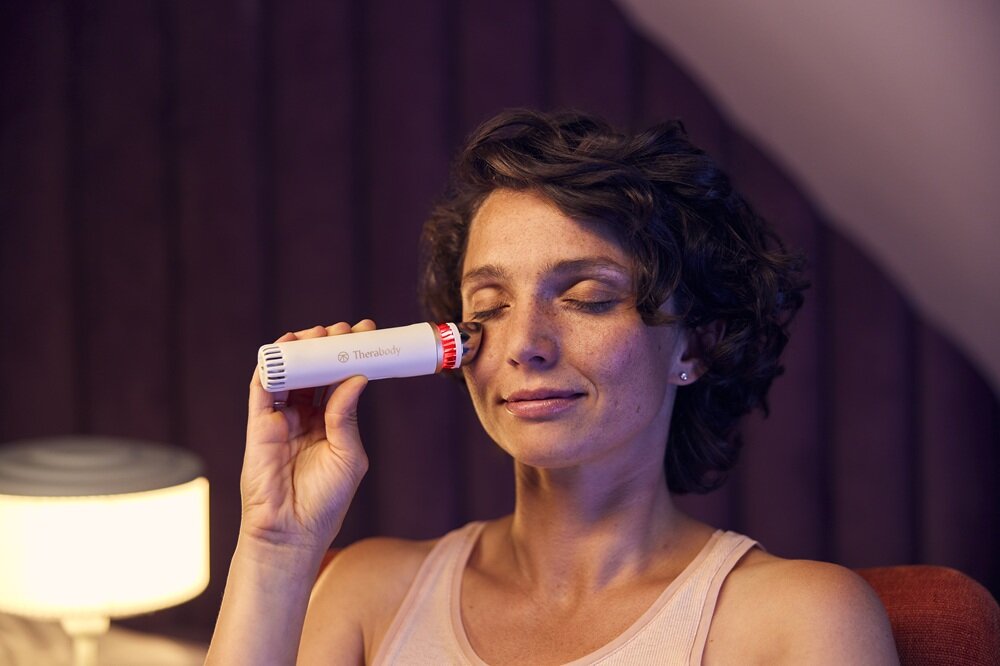 Urządzenie do pielęgnacji skóry twarzy THERABODY Theraface Depuffing Wand do twarzy, zabiegi na zimno i ciepło, podęczny, do delikatnej skóry