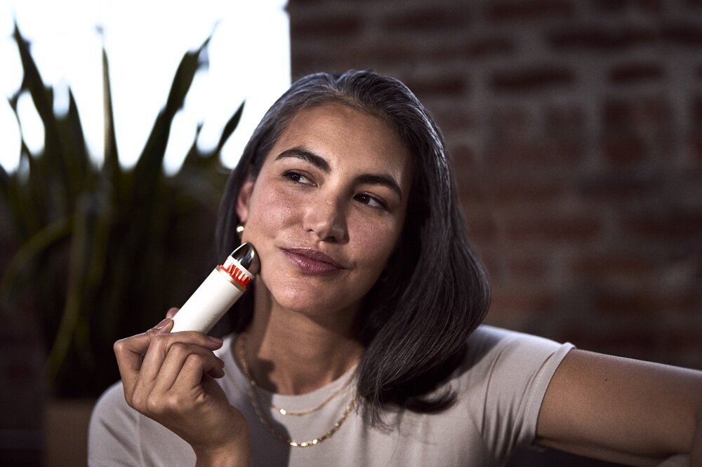 Urządzenie do pielęgnacji skóry twarzy THERABODY Theraface Depuffing Wand do każdego typu skóry, wyprofilowana końcówka, zmniejszenie opuchlizny