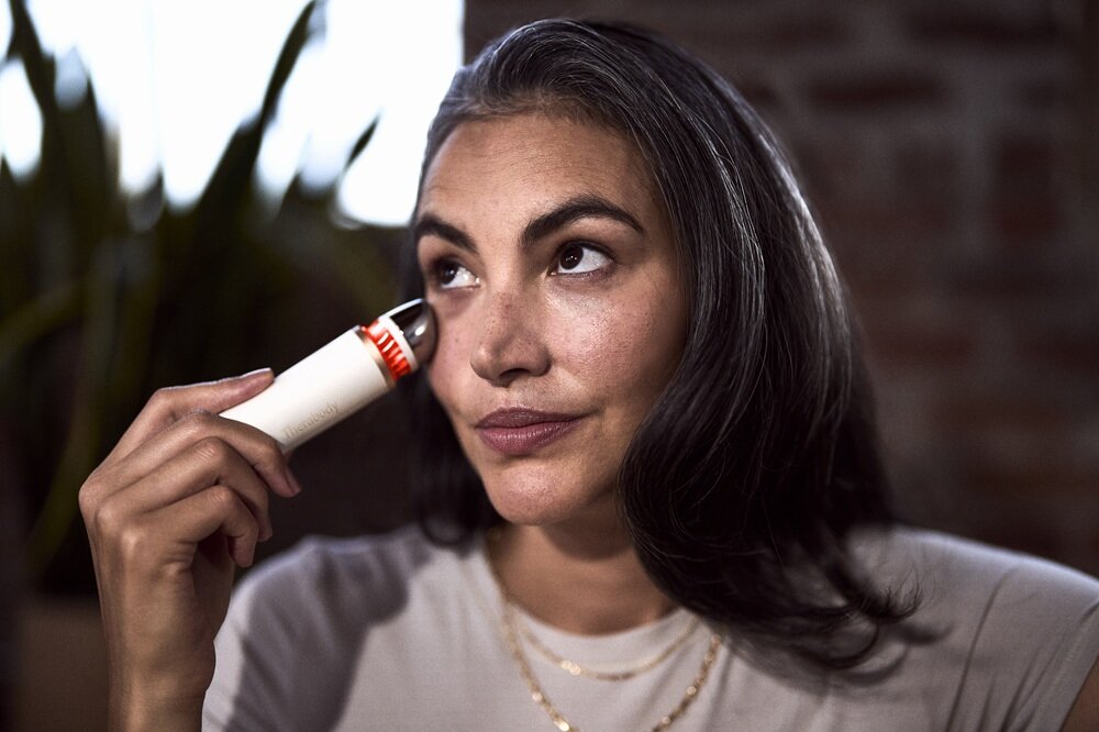 Urządzenie do pielęgnacji skóry twarzy THERABODY Theraface Depuffing Wand ożywiona skóra, zminimalizowane pory