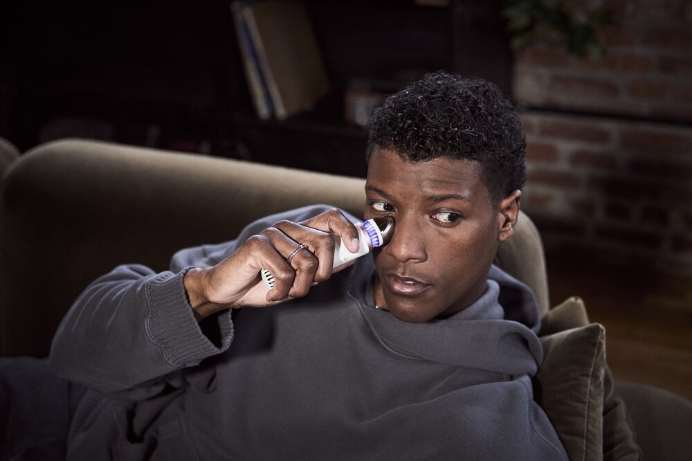 Urządzenie do pielęgnacji skóry twarzy THERABODY Theraface Depuffing Wand lepsze wchłanianie produktów, skóra pełna blasku