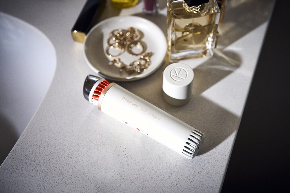 Urządzenie do pielęgnacji skóry twarzy THERABODY Theraface Depuffing Wand podczas lotu i długiej podróży, poprawia blask