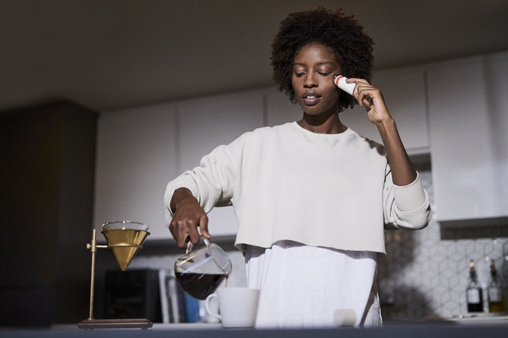 Urządzenie do pielęgnacji skóry twarzy THERABODY Theraface Depuffing Wand dwuprzyciskowe sterowanie, ciepło/zimno