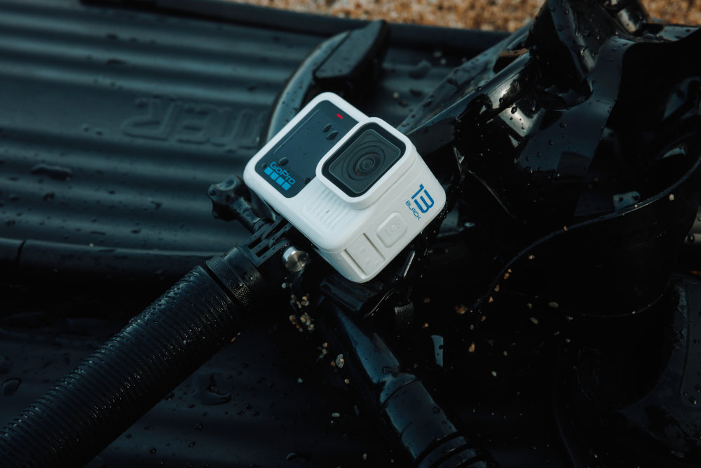 Kamera sportowa GOPRO Hero 13 3 opcje mocowania Magnetyczne mocowanie zatrzaskowe wbudowanych słupków montażowych gwintów 1/4-20 - kamera na statywie