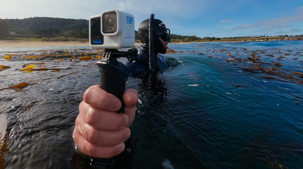 Kamera sportowa GOPRO Hero 13 Hybrid Log Gamma (HLG) HDR 5,3K i 4K z 10-bitową głębią kolorów Rec. 2100 formacie HDR bez HLG - kamera na statywie podczas nurkowania