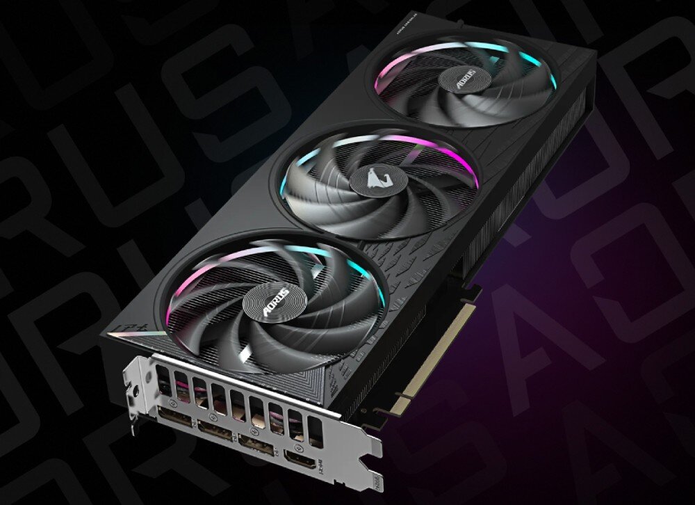 Karta graficzna GIGABYTE Aorus GeForce RTX 5060 Ti Elite 16GB Karta graficzna ukazana pod kątem, z widocznymi trzema wentylatorami i wyjściami wideo z tyłu obudowy, powłoka PCB, ochrona