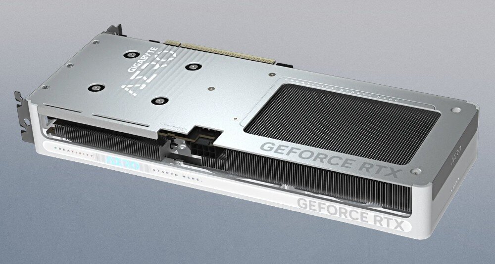 Karta graficzna GIGABYTE GeForce RTX 5060 Ti Aero OC 16GB DLSS 4 Widok tylnej części karty Gigabyte AERO GeForce RTX, ukazujący srebrny backplate z wycięciem na chłodzenie i dużym logo AERO