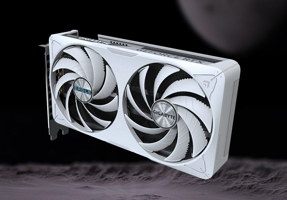 Karta graficzna GIGABYTE GeForce RTX 5060 Ti Eagle OC Ice 16GB Widok karty graficznej z boku pod kątem, dwa duże wentylatory z napisem 'GIGABYTE' i 'EAGLE', w tle rozmyty księżyc, chłodzenie, wentylatory, temperatura