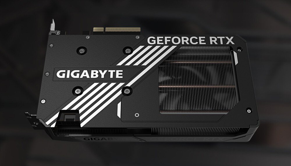 Karta graficzna GIGABYTE GeForce RTX 5060 Ti Windforce OC 16GB Widok z góry na tylną część karty graficznej z napisem 'GIGABYTE' i 'GEFORCE RTX' oraz widocznym radiatorem pod przezroczystą siatką, metalowy backplate