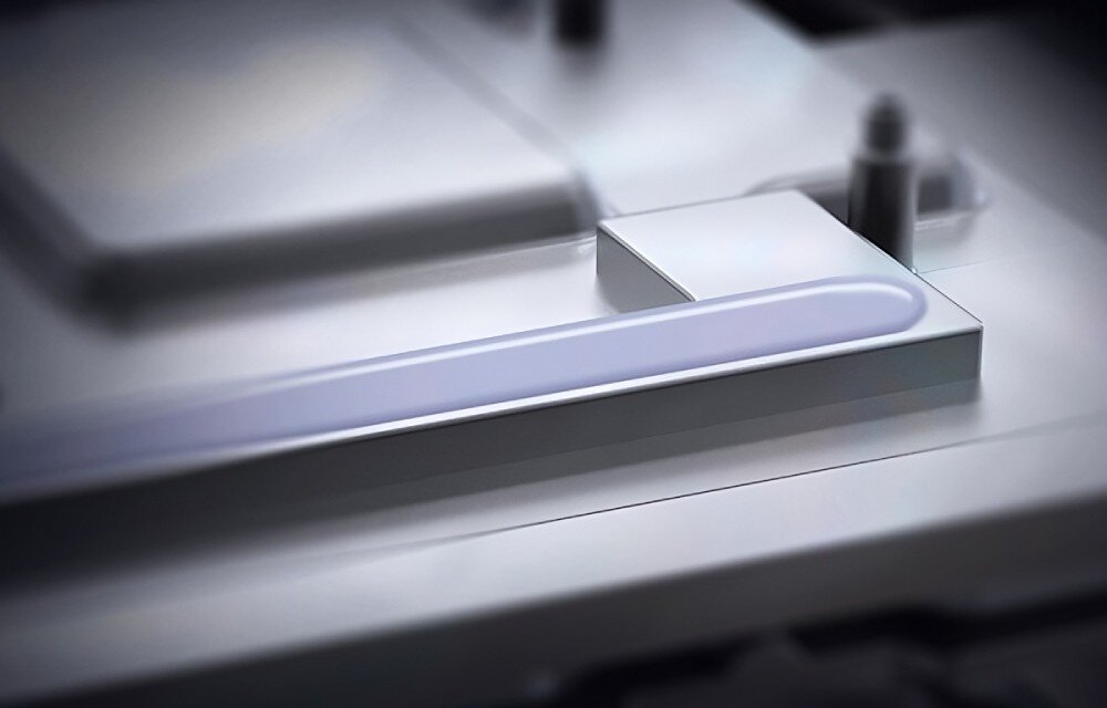 Karta graficzna GIGABYTE GeForce RTX 5060 Ti Windforce 16GB Zbliżenie na srebrny element chłodzenia z metalicznym wykończeniem umieszczony na powierzchni komponentu elektronicznego, system chłodzenia, pasta termoprzewodząca