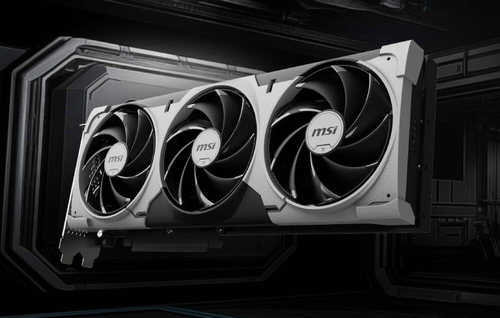 Karta graficzna MSI GeForce RTX 5060 Ti Ventus 3X OC 16GB Karta graficzna z trzema dużymi wentylatorami widoczna z lekkiego kąta od przodu na tle ciemnego, futurystycznego pomieszczenia, opis