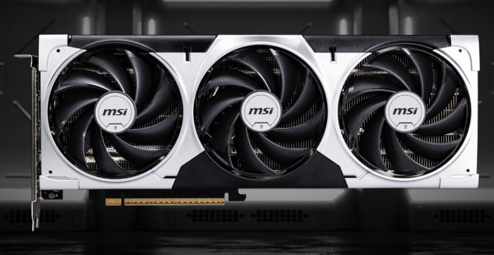 Karta graficzna MSI GeForce RTX 5060 Ti Ventus 3X OC 16GB Widok z przodu na kartę graficzną z trzema wentylatorami i złotym złączem PCIe w dolnej części, taktowanie, pamięć, rdzenie CUDA