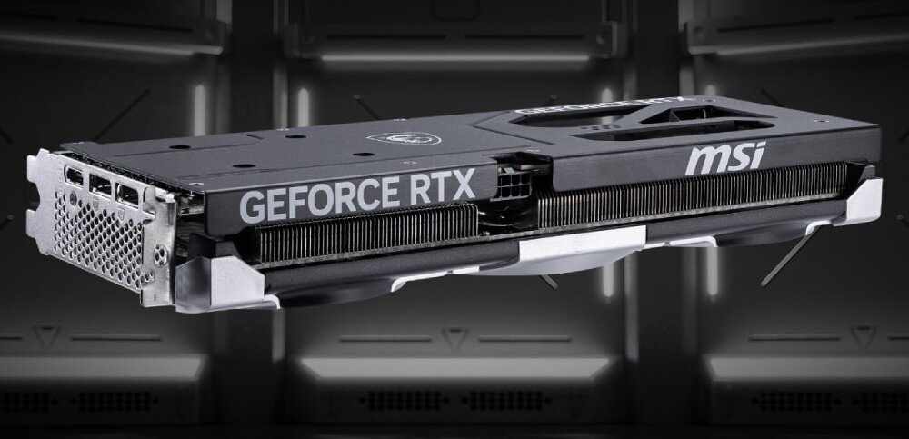 Karta graficzna MSI GeForce RTX 5060 Ti Ventus 3X OC 16GB Widok boczny na kartę graficzną z widocznymi portami wyjścia wideo i gęsto upakowanym radiatorem, porty, rozdzielczość