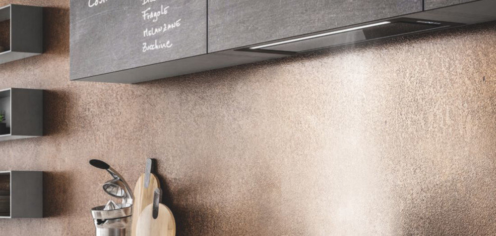 OKAP ELICA LANE SENSOR BLMAT A 52 wizualizacja lifestyle widok bok okap zabudowany w szafie beżowa ściana dekoracje półki automatyczne oczyszczanie powietrza Airmatic czujnik jakość monitorowanie powietrza wykrywanie oparów