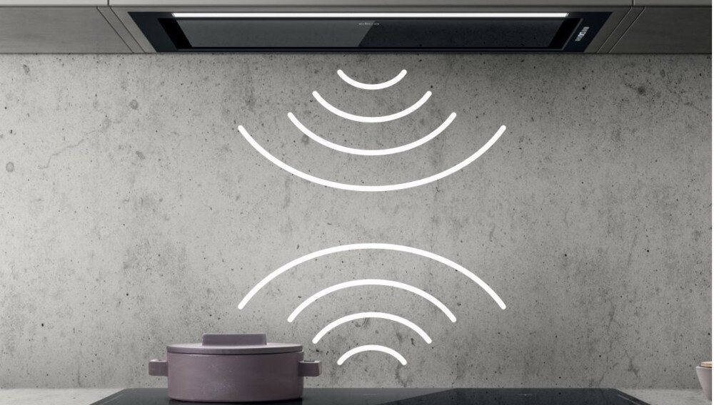 OKAP ELICA LANE SENSOR BLMAT A 52 wizualizacja lifestyle szara betonowa ściana kuchnia łączność grafika płyta indukcyjna czarna garnek okap widok od frontu włączone oświetlenie LED pasek Połączenie z płytą grzewczą Bezprzewodowa komunikacja Bluetooth Dostosowanie mocy zasysania optymalizacja pracy oszczędność energii