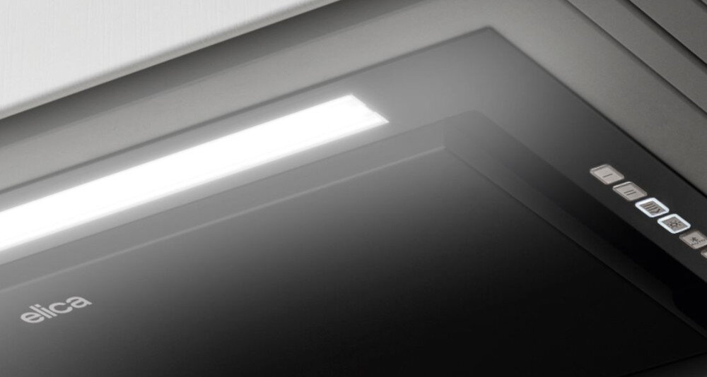 OKAP ELICA LANE SENSOR BLMAT A 52 wizualizacja lifestyle widok od dołu włączone światło pasek przyciski mechaniczne Regulowane oświetlenie światło jasne Listwa LED Dim Light jasne delikatniejsze Dostosowanie światła