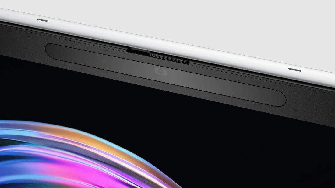 Zbliżenie na górną ramkę ekranu laptopa HP EliteBook, prezentującą fizyczną przesłonę kamery internetowej, która zapewnia ochronę prywatności użytkownika. - Poly Camera Pro, Poly Studio