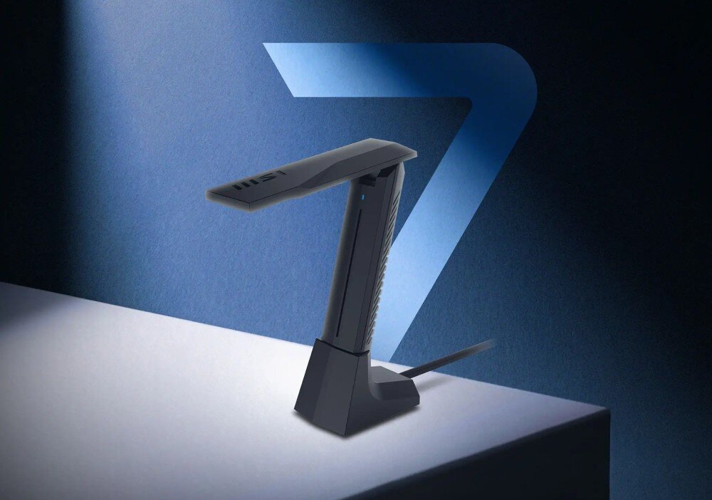 Karta sieciowa MSI BE6500 Karta sieciowa z anteną w stacjonarnej podstawce na białym blacie z numerem '7' w tle, opis