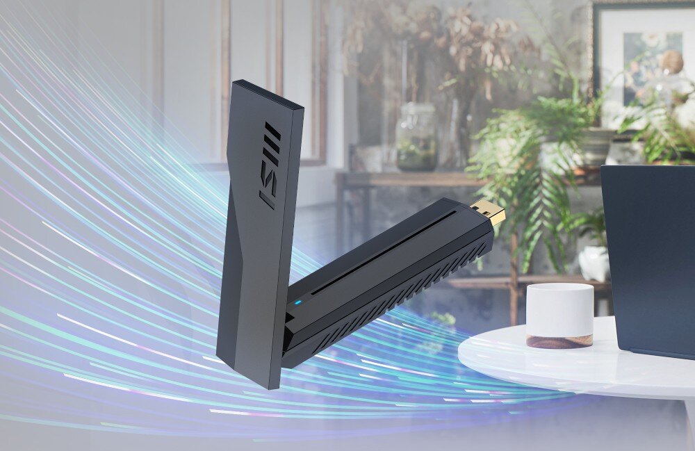 Karta sieciowa MSI BE6500 Karta sieciowa podłączona do laptopa, stojącego na białym stoliku w domowym otoczeniu, podłączenie, kompatybilność