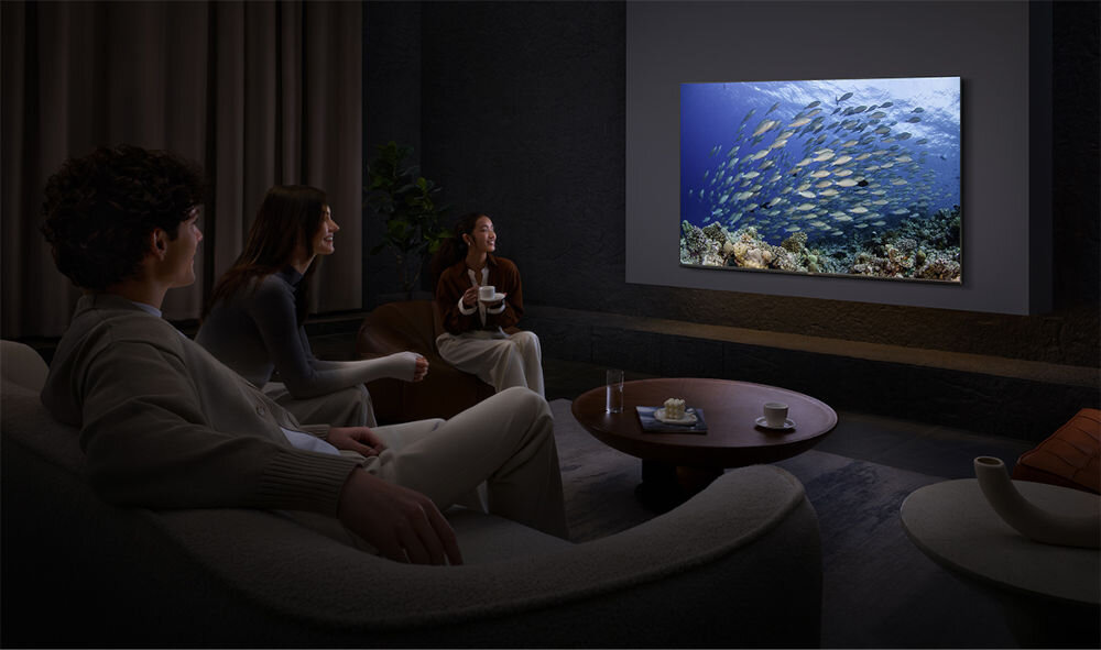 Telewizor XIAOMI A Pro 2026 75 - Płynność bez opóźnień, osoby oglądające telewizje w salonie