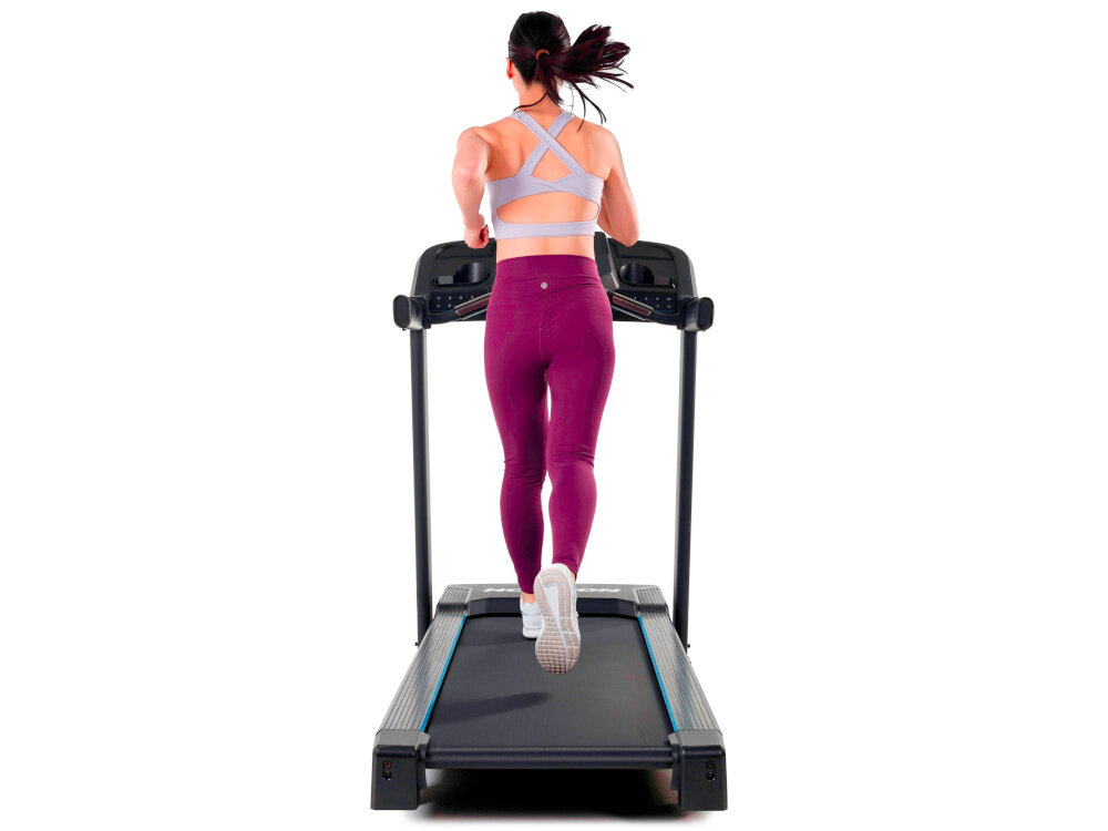 Bieżnia elektryczna HORIZON 5.0AT-21 1864W 16km-h kobieta biegnie na bieżni widok od tyłu zdjęcie a białym tle szeroka i długa powierzchnia pasa biegowego 50 x 140 cm komfort bezpieczeństwo amortyzacja do spokojnego marszu i szybszego biegu maksymalna waga użytkownika do 124 kg