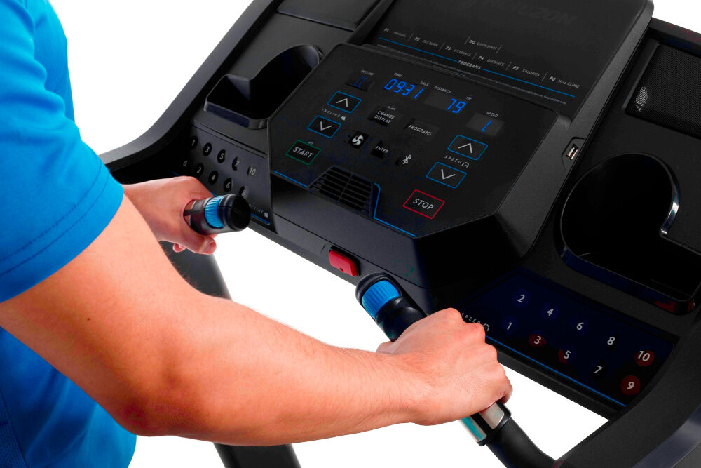 Bieżnia elektryczna HORIZON 5.0AT-21 1864W 16km-h zbliżenie na uchwyty do pomiaru pulsu dłonie na uchwytach wbudowany komputer parametry na wyciągnięcie ręki czujniki pulsu w uchwytach na bieżąco kontrolować intensywność treningu świadome budowanie kondycjikontrola nad osiąganymi wynikami