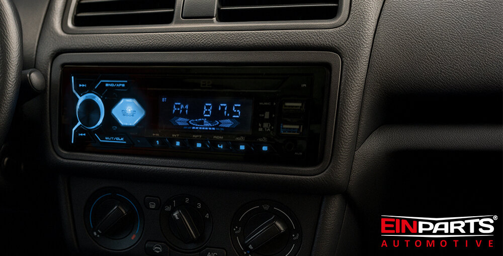 Radio samochodowe EINPARTS EPCR05B - Zestaw z radiem EinParts EPCR05B i pudełkiem gotowym do montażu, radio samochodwe zamontowane w aucie