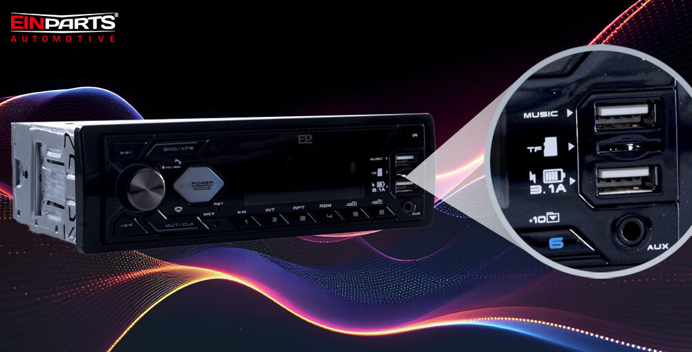 Radio samochodowe EINPARTS EPCR05B - Zbliżenie na porty USB, AUX i slot kart w radiu EPCR05B, radio pod skosem z kadrem na porty USB-A