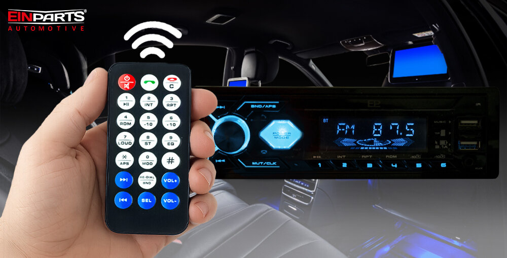 Radio samochodowe EINPARTS EPCR05B - Radio EinParts zamontowane w aucie z niebieskim podświetleniem, ręka trzymająca pilot, radio od frontu