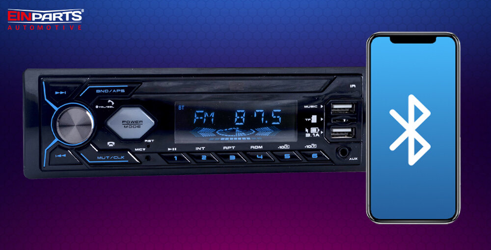 Radio samochodowe EINPARTS EPCR05B - Radio EPCR05B połączone z telefonem przez Bluetooth, smartfon z ikoną bluetooth, radio samocohodwe na niebieski fioletowym tle