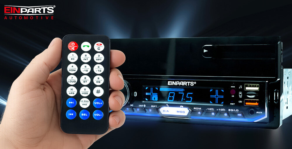 Radio samochodowe EINPARTS EPCR14 - Uniwersalne radio 1 din EinParts do samochodu z pilotem zdalnego sterowania, ręka trzymająca pilota, radio pod skosem