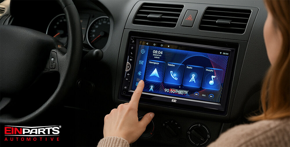 Radio samochodowe EINPARTS EPCR11 - Radio EinParts zamontowane w kokpicie samochodu z ekranem startowym, radio zamontowane w samochodzie