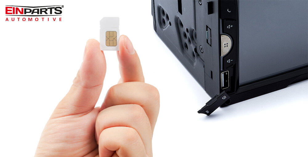 Radio samochodowe EINPARTS EPCR13 - EinParts EPCR13 z możliwością włożenia karty SIM do internetu LTE, ręka trzymająca karte sim, radio samochodowe pod kątem na białym tle