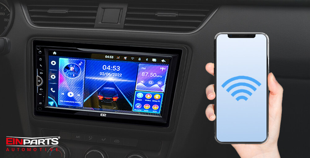 Radio samochodowe EINPARTS EPCR13 - Obsługa CarPlay i Android Auto w radiu EinParts EPCR13, radio 2-din zamontowane w aucie, ręka trzymająca smartfon z ikoną wi-fi