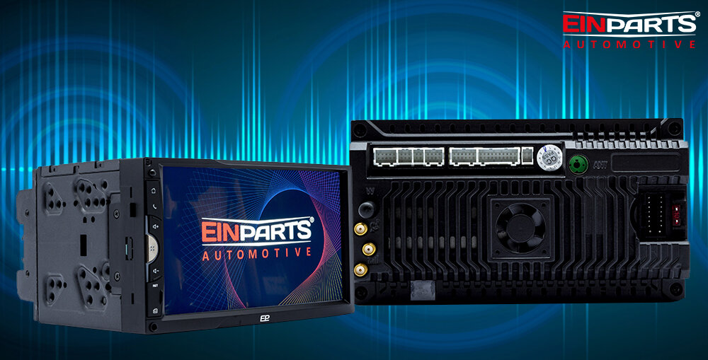 Radio samochodowe EINPARTS EPCR13 - Panel tylny radia EPCR13 z portami i chłodzeniem, radio po skosie oraz od tyłu na niebieskim tle