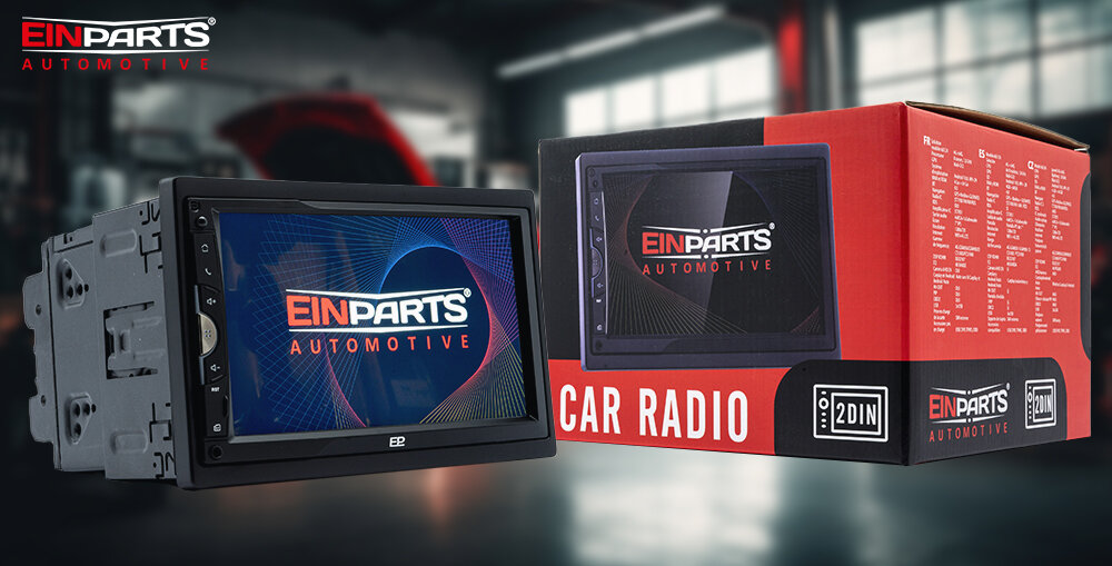 Radio samochodowe EINPARTS EPCR13 - Zestaw EinParts EPCR13 z radiem i pudełkiem gotowy do montażu, radio po skosie z pudełkiem na tle warsztatu samochodowego